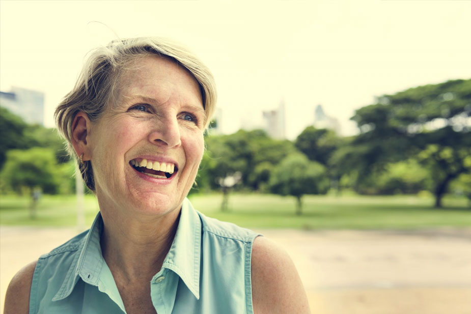 Felicidade pode ser definida com muitas palavras: sorte, contentamento, êxtase, sucesso. E, por que não dizer que a felicidade move o mundo? É ela que nos motiva a trabalhar, realizar coisas, casar, ter filhos, comprar uma casa ou um carro. A busca da felicidade nos convence que cada etapa vencida da nossa vida é a coisa mais importante do mundo e ela nos motiva a continuar lutando. Mas será que é isso mesmo? A ciência indica que essa busca não passa de uma ilusão. A felicidade é uma artimanha da natureza para enganar os humanos. Esse conceito foi moldado ao longo dos anos. Para a natureza, tudo mais simples: qualquer coisa que aumente nossas chances de sobrevivência ou de procriação merece ser recompensado e, ao ter isso, o corpo é preenchido por uma sensação de bem estar. Embora essa recompensa de felicidade seja incrível ela não dura muito tempo. Por isso estamos sempre motivados a ter um novo desafio. E a busca por estes desejos e suas realizações é que nos dá essa recompensa e sensação de felicidade. Um psicólogo americano chamado Martin Seligman chegou a conclusão que a felicidade se sustenta sobre três pilares: prazer, engajamento e significado. Sendo o primeiro aquela sensação gostosa que toma nossos corpos quando estamos com os amigos, rindo ou comendo nosso prato preferido, o segundo se trata do nosso envolvimento com a própria vida e o terceiro, a sensação de que todos os nossos esforços contribuem para algo maior. Talvez por isso a busca pela felicidade seja tão complicada. Pois tendemos a buscá-la apenas em um desses pilares. Para sentir-se completo é preciso equilibrar isso. É necessário entender que o prazer de passar bons momentos é tão importante quanto o engajamento e um trabalho bacana. Estes dois pilares também deve ser equilibrados com a sensação que nossos esforços contribuem para algo que está além da sua vida, algo que melhore ou ajude a vida de outras pessoas. Lembre-se: ninguém é feliz o tempo todo. O que levamos da vida são os bons momentos e as lembranças. Nunca deixe que momentos ruins destruam o seu dia e seja grato por tudo o que aconteceu com você. Saiba mais sobre a felicidade e aprenda a fórmula mágica para ser feliz! Seja cliente do Cemitério Vertical de Curitiba e tenha acesso completo à esse artigo. Veja essa e outras novidades na Revista Vertical, uma publicação gratuita que é distribuída trimestralmente à todos os clientes do Vertical.